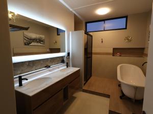 Ένα μπάνιο στο Calypso Sunset +55 φωτογραφίες