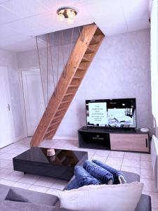 Μια τηλεόραση ή/και κέντρο ψυχαγωγίας στο T2 fonctionnel 5 pers, jardin, parking, accès A12