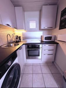 Η κουζίνα ή μικρή κουζίνα στο T2 fonctionnel 5 pers, jardin, parking, accès A12