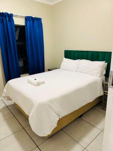 Ένα ή περισσότερα κρεβάτια σε δωμάτιο στο One on Heather Midrand