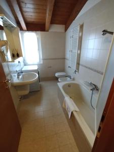 Ένα μπάνιο στο The Fairy World - Penthouse with Terrace Lake view and Pool +24 φωτογραφίες