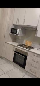 Η κουζίνα ή μικρή κουζίνα στο One on Heather Midrand +3 φωτογραφίες