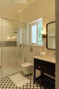 Ένα μπάνιο στο Auraya Homes - Luxury 4 BHK, Private Pool, Terrace, Live Barbeque +11 φωτογραφίες