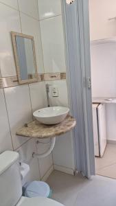 un bagno con lavandino e WC di Pousada Três Irmãos a Parati Altre 43 foto