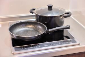 un pot assis au-dessus d'une cuisinière dans l'établissement 又楽坊 Matarakubo, à Fujiyoshida