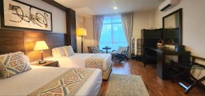 منتجع وريزيدنس سامسوريا الشاطئي في تْشيراتينغ: غرفه فندقيه سريرين وبيانو