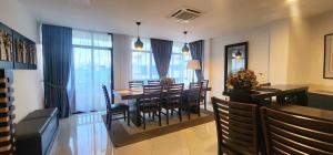 منتجع وريزيدنس سامسوريا الشاطئي في تْشيراتينغ: غرفة طعام مع طاولة وبعض الكراسي