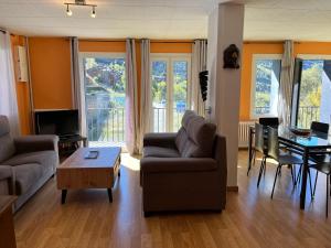 TV a/nebo společenská místnost v ubytování Hotel Roc de St Miquel & Apartment