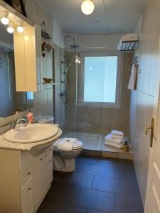 Koupelna v ubytování Hotel Roc de St Miquel & Apartment + 163 fotografií