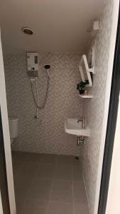 a bathroom with a shower and a sink at ธัญญ์ รีสอร์ท หินดาด in Ban Pak Nam Chumphon