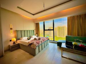 Nabhay Hotels and Resorts في غازي آباد: غرفة نوم بسرير كبير ونافذة كبيرة