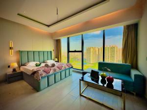 Nabhay Hotels and Resorts في غازي آباد: غرفة نوم بسرير واريكة ونوافذ