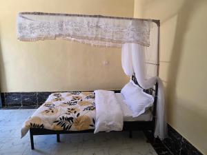 Civara Guest House في Kinancha: سرير في غرفه ستاره