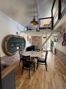 Χώρος καθιστικού στο House Of Poker