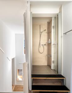 Un baño de Comfy, Spacious and Central Duplex Apartment