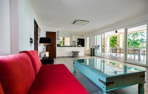 ein Wohnzimmer mit einem roten Sofa und einem Glastisch in der Unterkunft Bikini Bottom Villa by Utalay Koh Chang in Ban Khlong Son + 78 Fotos