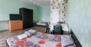 Μια τηλεόραση ή/και κέντρο ψυχαγωγίας στο Отель Маленький Рай