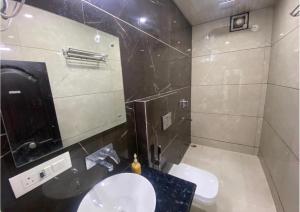 een badkamer met een wit toilet en een wastafel bij Naini Hill View Boho in Nainital