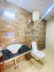 een badkamer met een wastafel en een toilet bij Naini Hill View Boho in Nainital