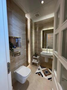 Villa في Sabkhah: حمام مع مرحاض ومغسلة