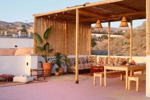 un padiglione con tavolo e panca su un patio di Catamaran Surf House a Agadir nʼ Aït Sa Altre 34 foto