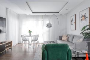 una sala de estar con un sofá y una mesa en מילה דירות אירוח - Skyline Eilat, en Eilat