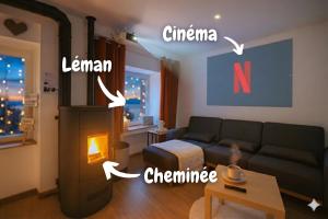 Chez Malou & Hugo vue lac proche Suisse & stations ! في سانت غينغولف: غرفة معيشة مع أريكة ومدفأة