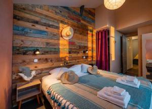 Chez Malou & Hugo vue lac proche Suisse & stations ! في سانت غينغولف: غرفة نوم بحائط ذات لهجة خشبية مع سرير