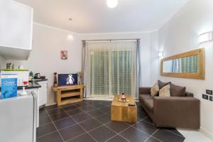 TV a/nebo společenská místnost v ubytování Royal Beach Boutique Hotel