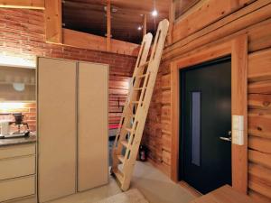 a room with a ladder next to a wall at Syöte Cottage in Syöte +26 photos