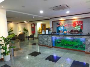 コタバルにあるChe Wok Hotelの大きな水族館が中央に広がるロビー