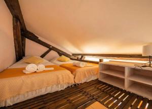 Chez Malou & Hugo vue lac proche Suisse & stations ! في سانت غينغولف: سريرين في غرفة مع منشفتين +25 صورة