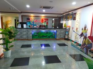 コタバルにあるChe Wok Hotelの水槽とバーのあるロビー
