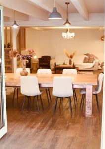 Χώρος καθιστικού στο luxueuse villa -Parking- piscine -espace de jeux- avec 6 suites avec SDB