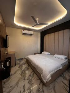 a bedroom with a bed with a ceiling at Hotel kapil royal inn in Haridwār