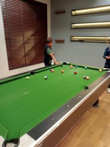Sohum villa في سورات: صبي صغير يلعب لعبة البلياردو