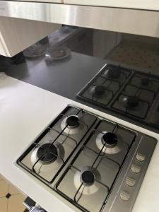 un horno con fogones y un horno con fogones en Marsfield-Queen-MacUni-MacCentre-Bus-Woolworth, en Sídney