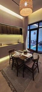 Un comedor con una mesa y sillas en una cocina. en Nasma chalet, en Barka