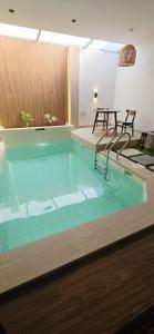 una gran piscina con 2 sillas. en Nasma chalet, en Barka