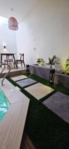 Una sala de estar con una mesa y una piscina. en Nasma chalet, en Barka