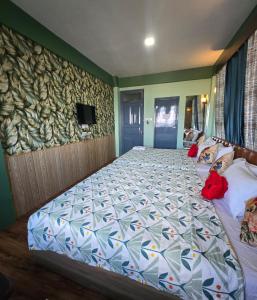 een slaapkamer met een groot bed in een kamer bij Sonali Megh in Darjeeling