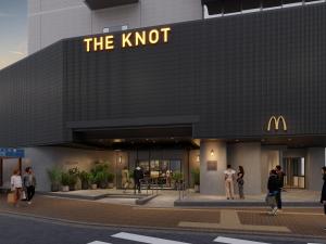 een McDonald's-gebouw met mensen die erbuiten lopen bij The Knot Utsunomiya in Utsunomiya