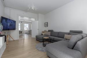 Una sala de estar con un sofá y un televisor. en Two story townhouse apartment in old town Reykjavik, en Reikiavik