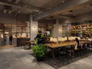 een restaurant met een grote houten tafel en stoelen bij The Knot Utsunomiya in Utsunomiya