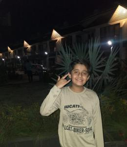 Sohum villa في سورات: صبي صغير يتحدث على الهاتف المحمول