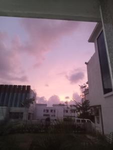 Sohum villa في سورات: منظر السماء الغائمة من المبنى