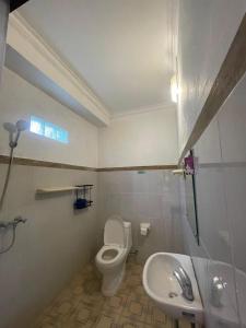 ein Badezimmer mit Toilette und Waschbecken in der Unterkunft Casa D'Sami B & B in Ubud