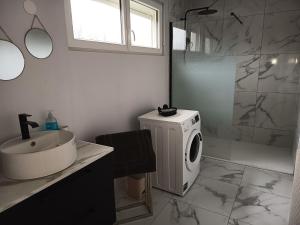 Ένα μπάνιο στο Le Jardin des Hirondelles - 3 chambres