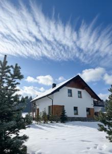 Domek SAMI SWOI في زافويا: بيت ابيض بسقف بالثلج