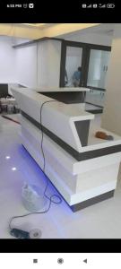 Swastiik Inn的一张白色的床,上面有镜子